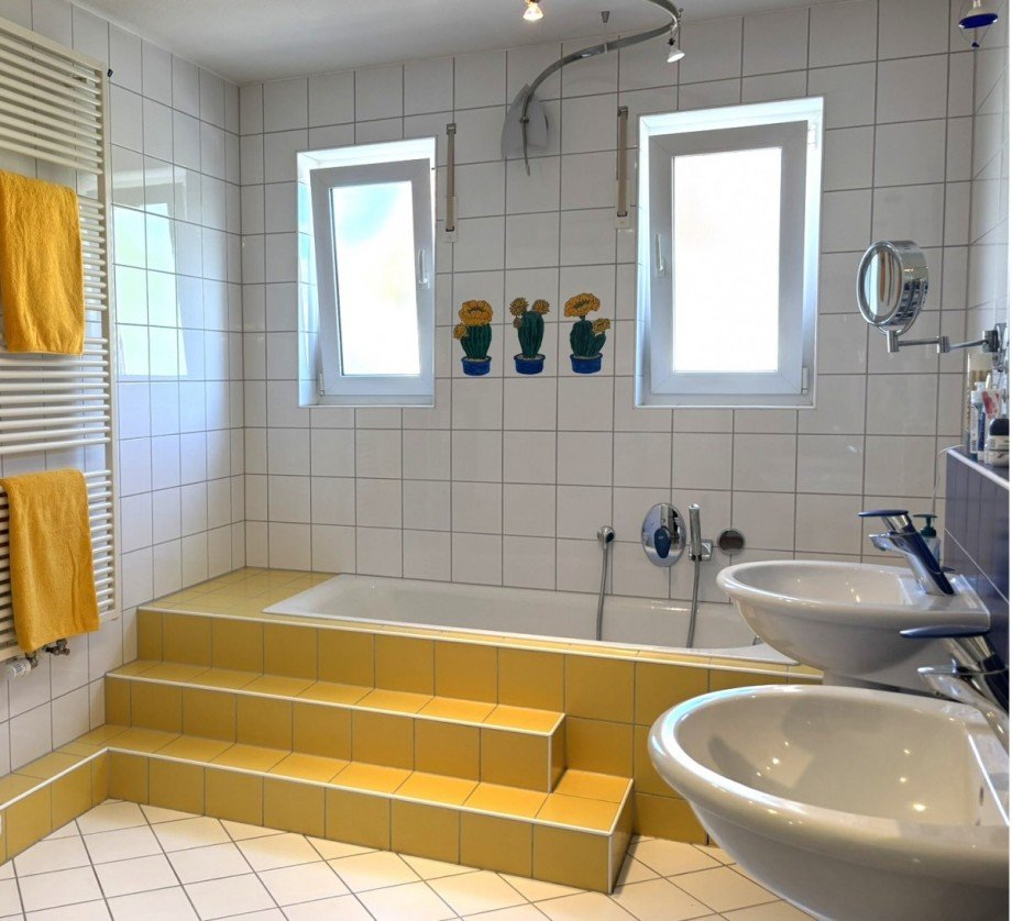 Badezimmer OG Wanne.JPG Doppelhaush�lfte Frankfurt am Main